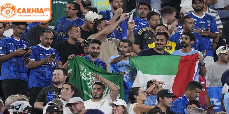 Khán đài rực rỡ sắc xanh khi Hilal Al thi đấu tại Riyadh